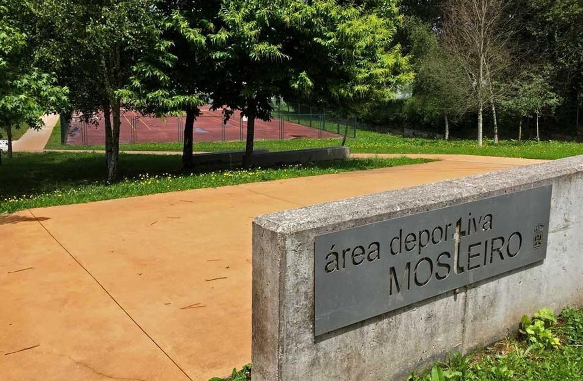Área deportiva de Mosteiro, donde se habilitarán las tres nuevas pistas de pádel. | FDV
