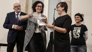 Marta Rovira (a la izquierda) y Anna Gabriel (a la derecha de la imagen, en segundo plano), el pasado octubre, con el exdiputado de Junts pel Sí Lluís Corominas y la exdiputada de la CUP Mireia Boya.