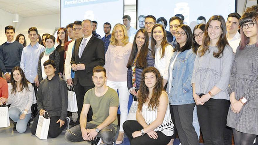 Foto de familia de Salustiano Mato y la vicerrectora Dolores González con los alumnos premiados por su excelencia. // Duvi