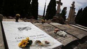 Tumba de Carlos Ruiz Zafón en el cementerio de Montjuîc, en la que reposan parte de las cenizas del escritor.