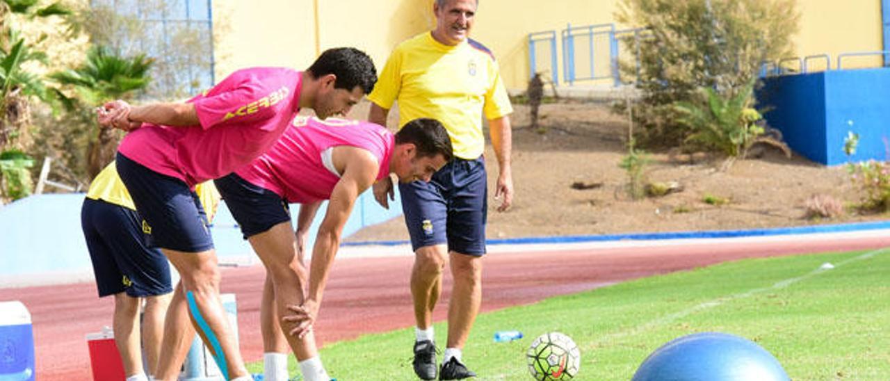 Antolín Alcaraz y Hernán Santana, junto a Herrera, ayer, en el Municipal de San Fernando de Maspalomas.