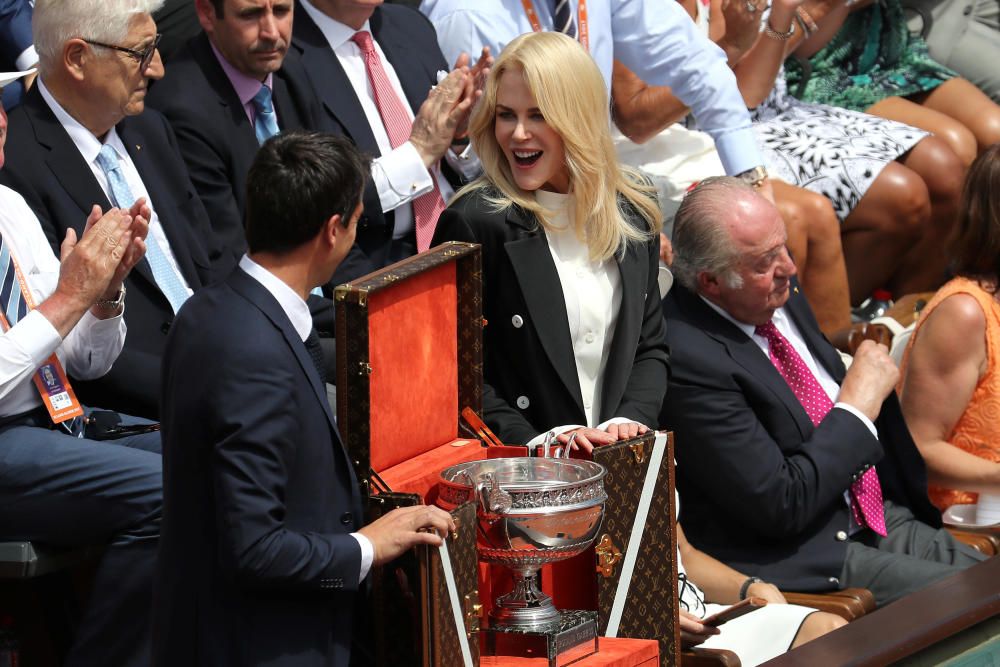 El atleta Tony Estanguet y la actriz Nicole Kidman presentan el trofeo.