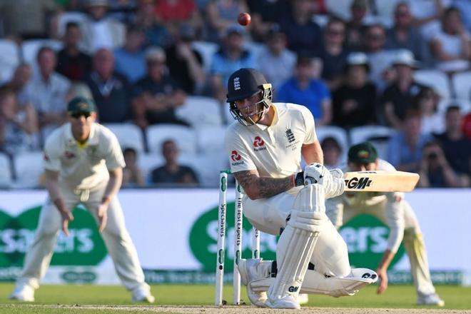 El inglés Ben Stokes se agacha bajo un balón corto en el tercer día del tercer partido de prueba de cricket de cenizas entre Inglaterra y Australia en Headingley en Leeds, norte de Inglaterra.