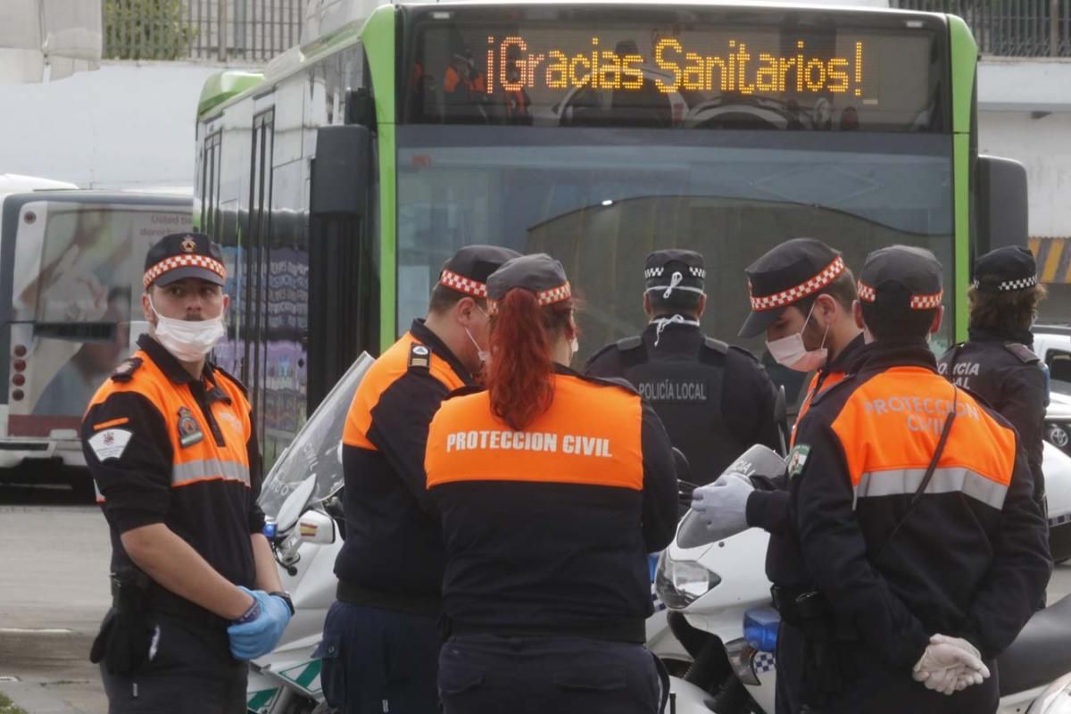 Caravana de servicios municipales y fuerzas de seguridad homenajean a los sanitarios cordobeses
