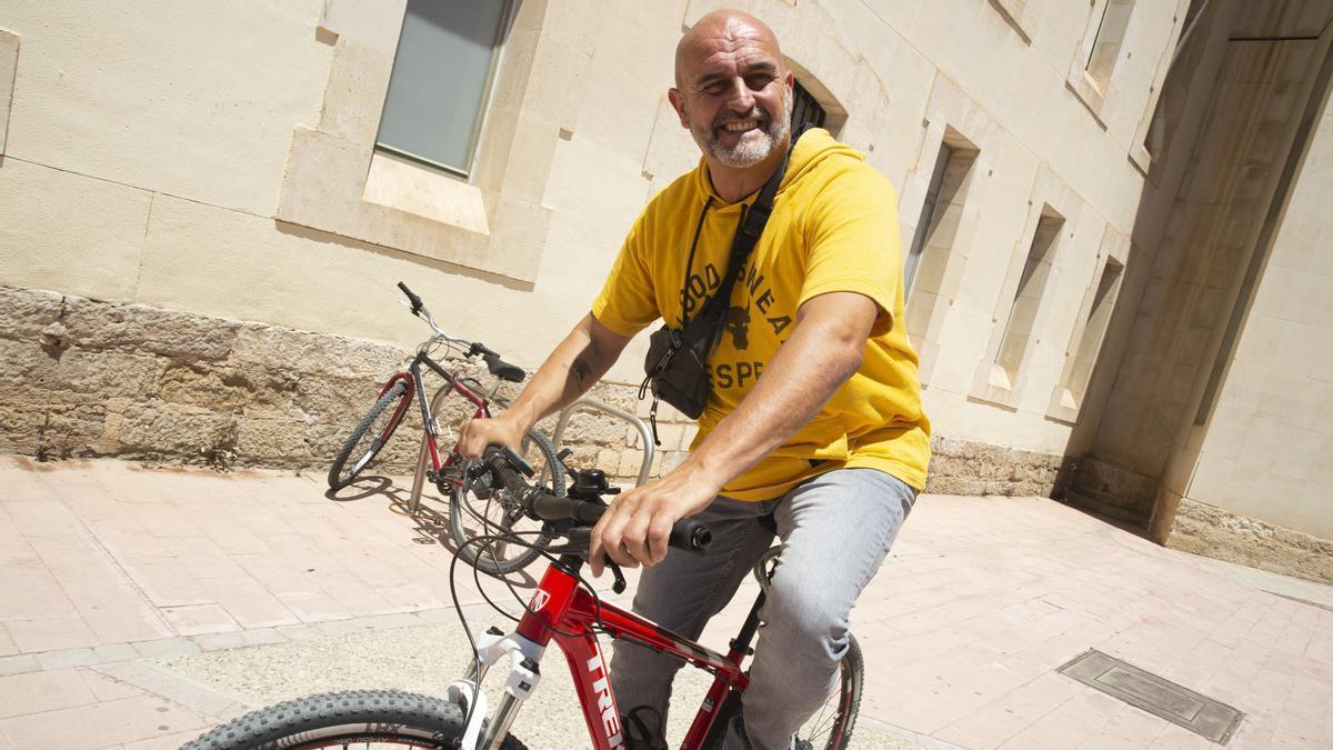 El policía negacionista  abandona en bicicleta los juzgados tras declarar por presuntas amenazas a Ximo Puig.