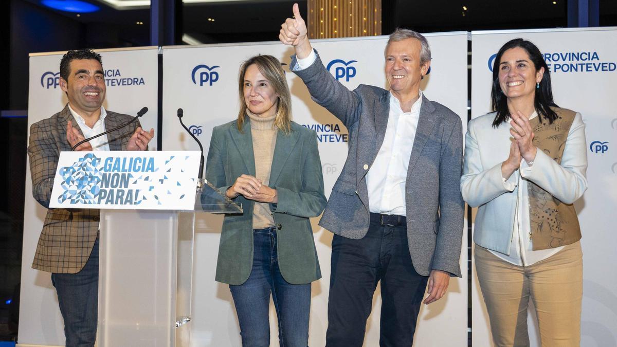 Luis López, Marta Fernandez-Tapias, Alfonso Rueda y Paula Prado, ayer en el "pincho" celebrado en Vigo ante militantes.