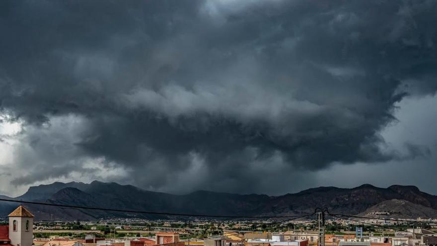 Tormenta de finales de agosto sobre Arneva, en Orihuela