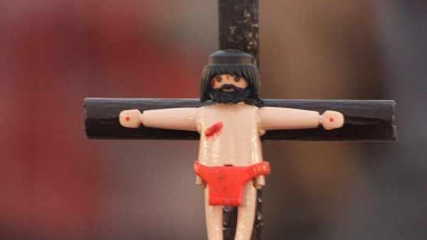 Una de las figuras de Playmobil crucificadas