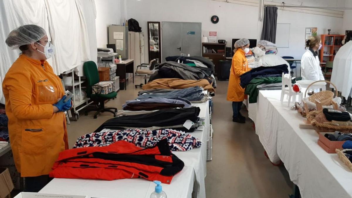 Imagen de una visita al centro de la empresa Reciplana, donde evalúan y optimizan los productos textiles que entran. | JOSEP CARDA