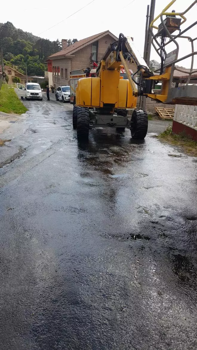 Limpeza de vía por vertedura de líquido hidráulico no lugar do Vilar, no concello de Porto do Son