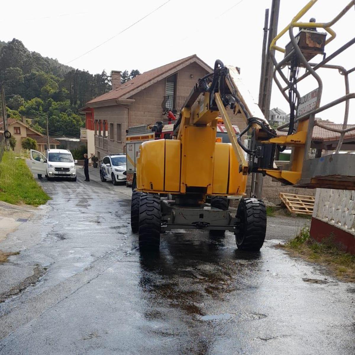 Operativo de limpeza da vía no lugar do Vilar, en Porto do Son