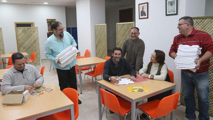 Trabajadores del nuevo centro, anoche.