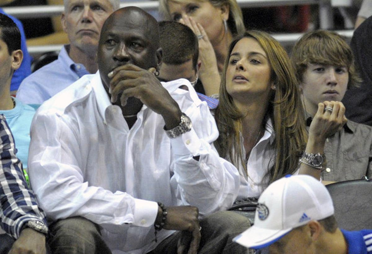 Michael Jordan i Yvette Prieto, durant un partit de la NBA, el 2011. Michael Jordan i Yvette Prieto, durant un partit de la NBA, el 2011.