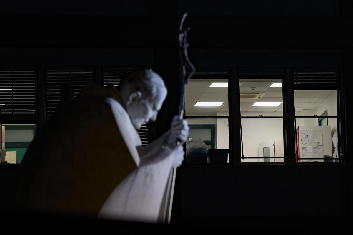 El papa ya no necesita ventilación mecánica por las noches y la infección está controlada