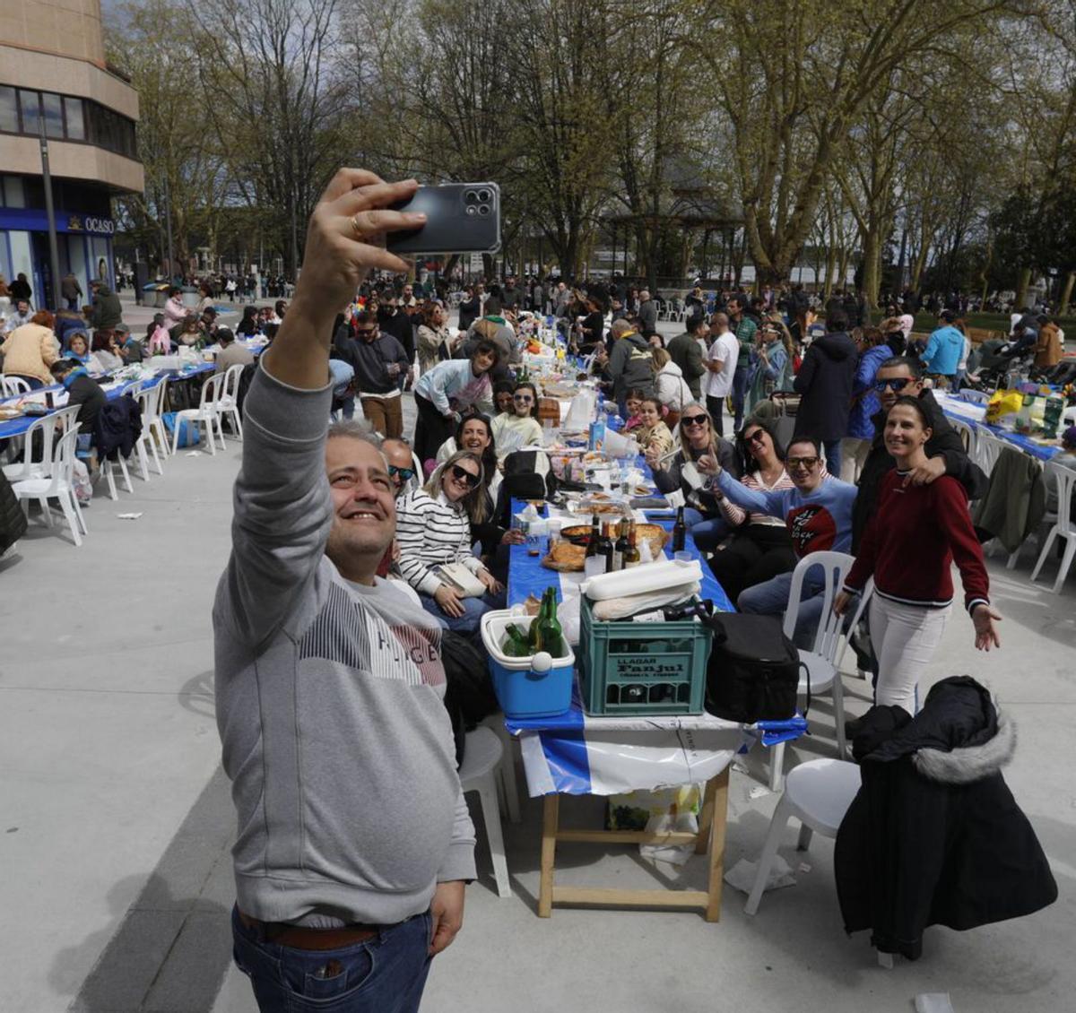 Un hombre fotografía a un grupo de personas que comió en la plaza Pedro Menéndez. | Ricardo Solís