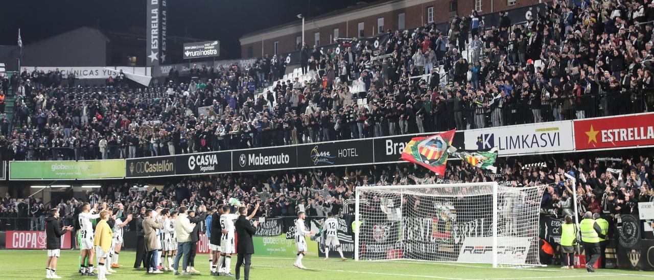 Los jugadores del Castellón saludan a los aficionados tras superar al Oviedo en Copa, el pasado martes en Castalia.