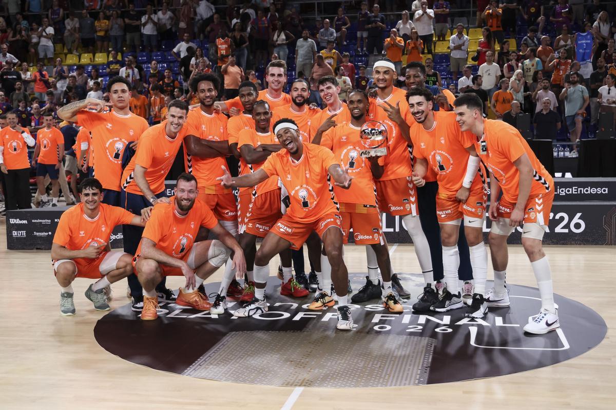 Jean Montero of Valencia Basket celebrates with the MVP winners trophy with teammates after the Spanish League, Liga ACB Endesa, basketball Final Game 4 match played between FC Barcelona and Valencia Basket at Palau Blaugrana on June 24, 2026 in Barcelona, Spain. AFP7 24/06/2026 ONLY FOR USE IN SPAIN. Javier Borrego / AFP7 / Europa Press;2026;ACB;BASKET;SPORT;ZBASKET;ZSPORT;FC Barcelona v Valencia Basket - Liga ACB Endesa - Final Game 4
