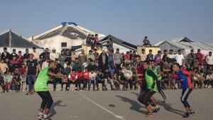 Un grupo de jóvenes palestinos juega un partido de fútbol en el campo de refugiados de Jan Yunis, al sur de la Franja de Gaza. 