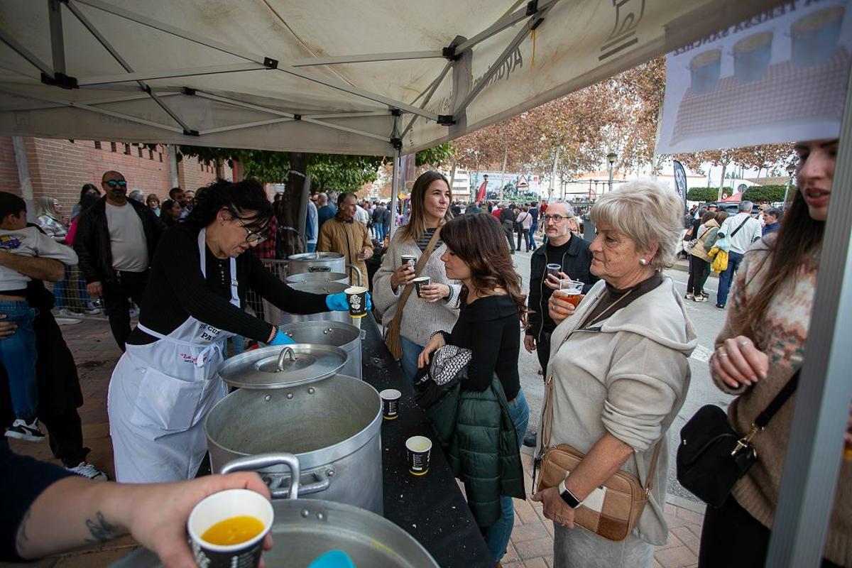 Así ha sido el Encuentro de Cuadrillas en Patiño con su tradicional reparto de pelotas, en imágenes