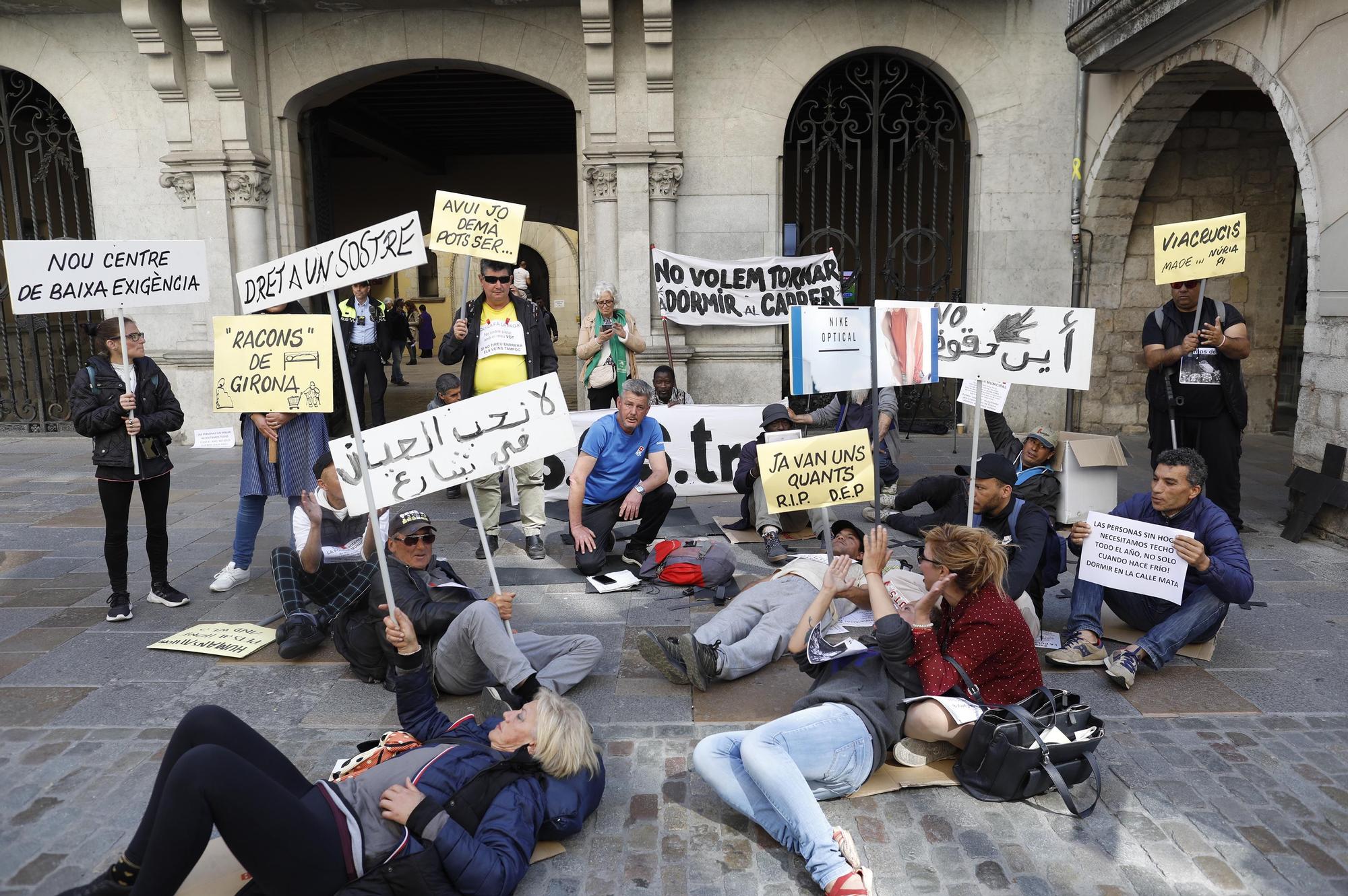 Les persones sense llar es concentren davant l'Ajuntament de Girona per reclamar «un sostre digne»