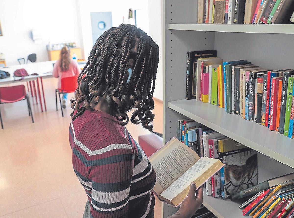 Una de las jóvenes atendidas en Cáritas que dejó su país para estudiar y terminó sin apoyo familiar en el centro de acogida