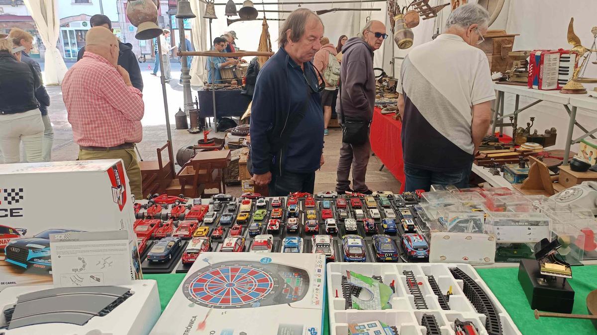 En imágenes: la quinta edición de la Feria de antigüedades y coleccionismo, de Cangas de Onís