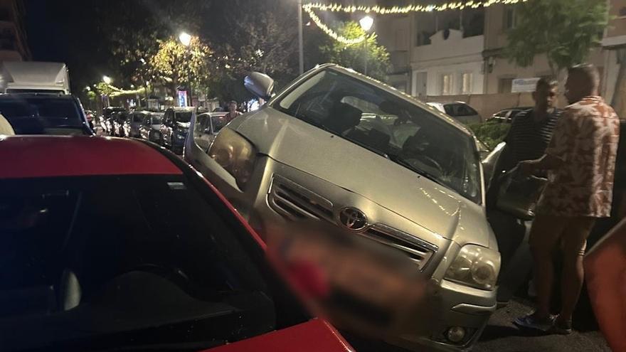 Un conductor ebrio estrella su coche en el Passeig del Saladar de Dénia