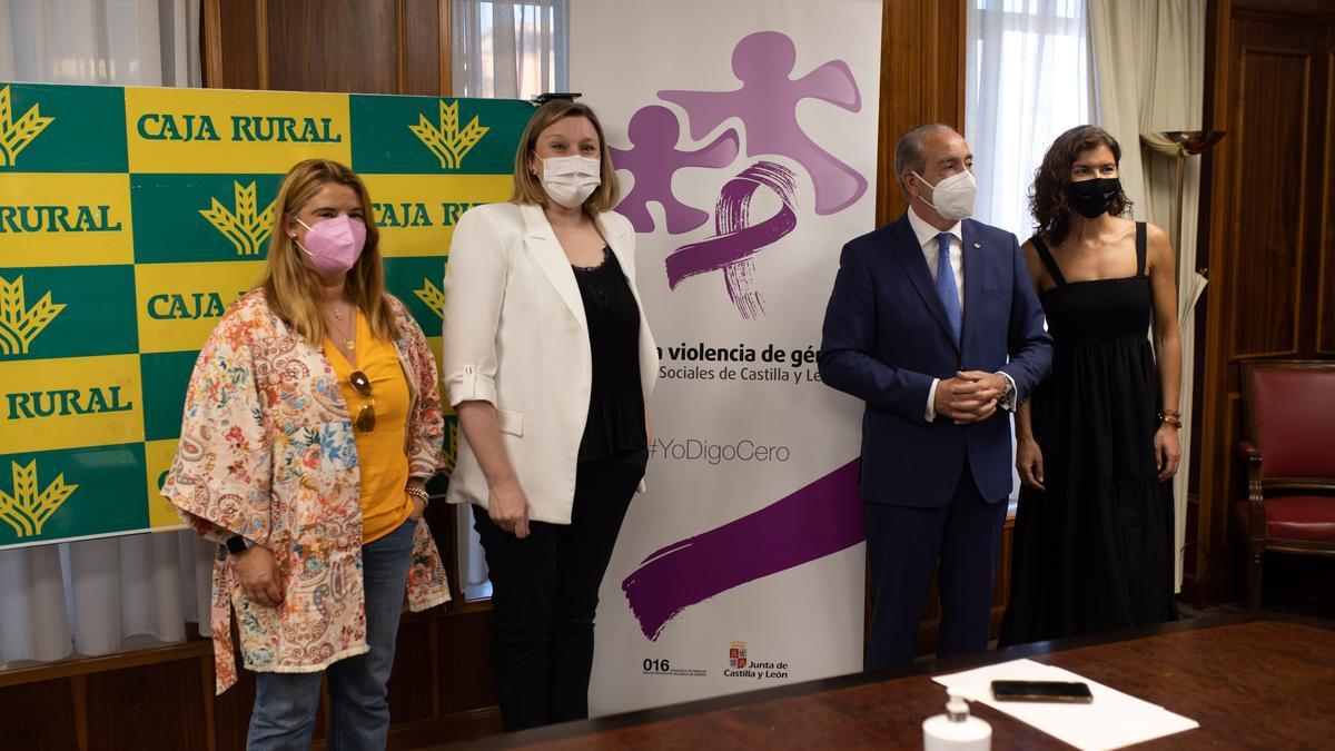 Firma del protocolo entre la Junta y Caja Rural de Zamora.