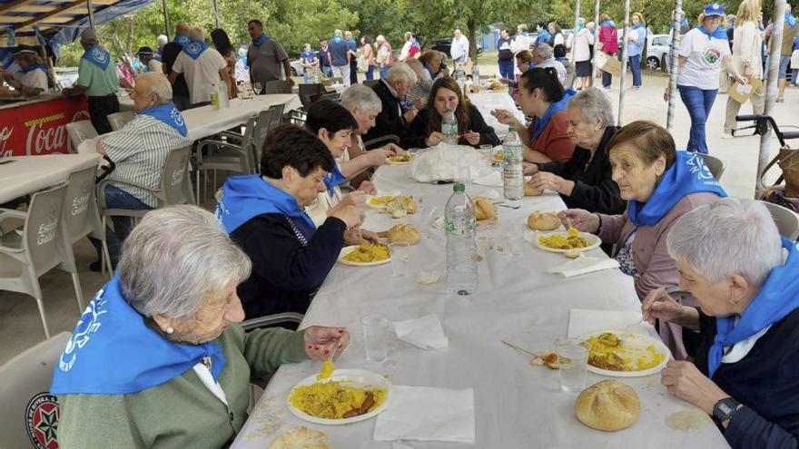 Paella y casadielles para 500 mayores del concejo de Aller