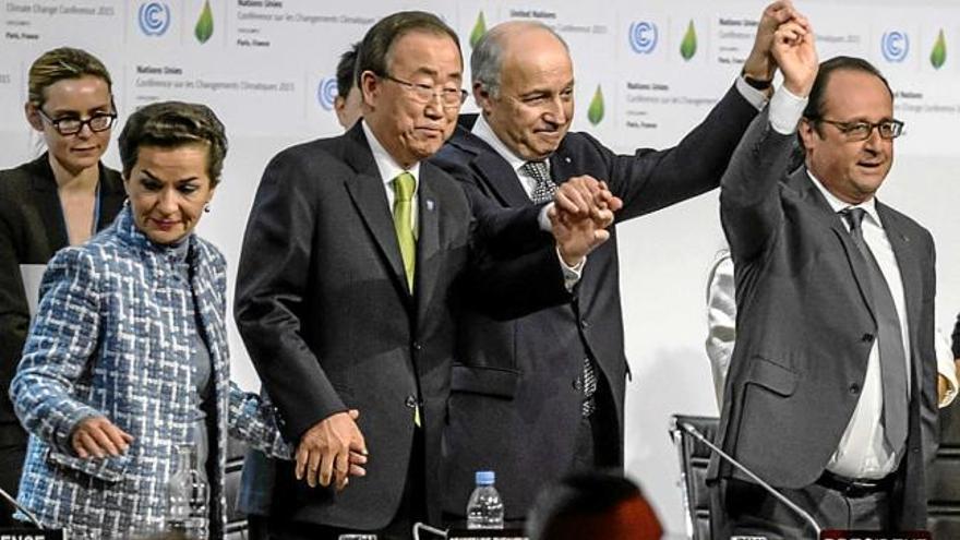 Els organitzadors, entre ells Ban Ki-moon i Hollande, celebren l&#039;acord