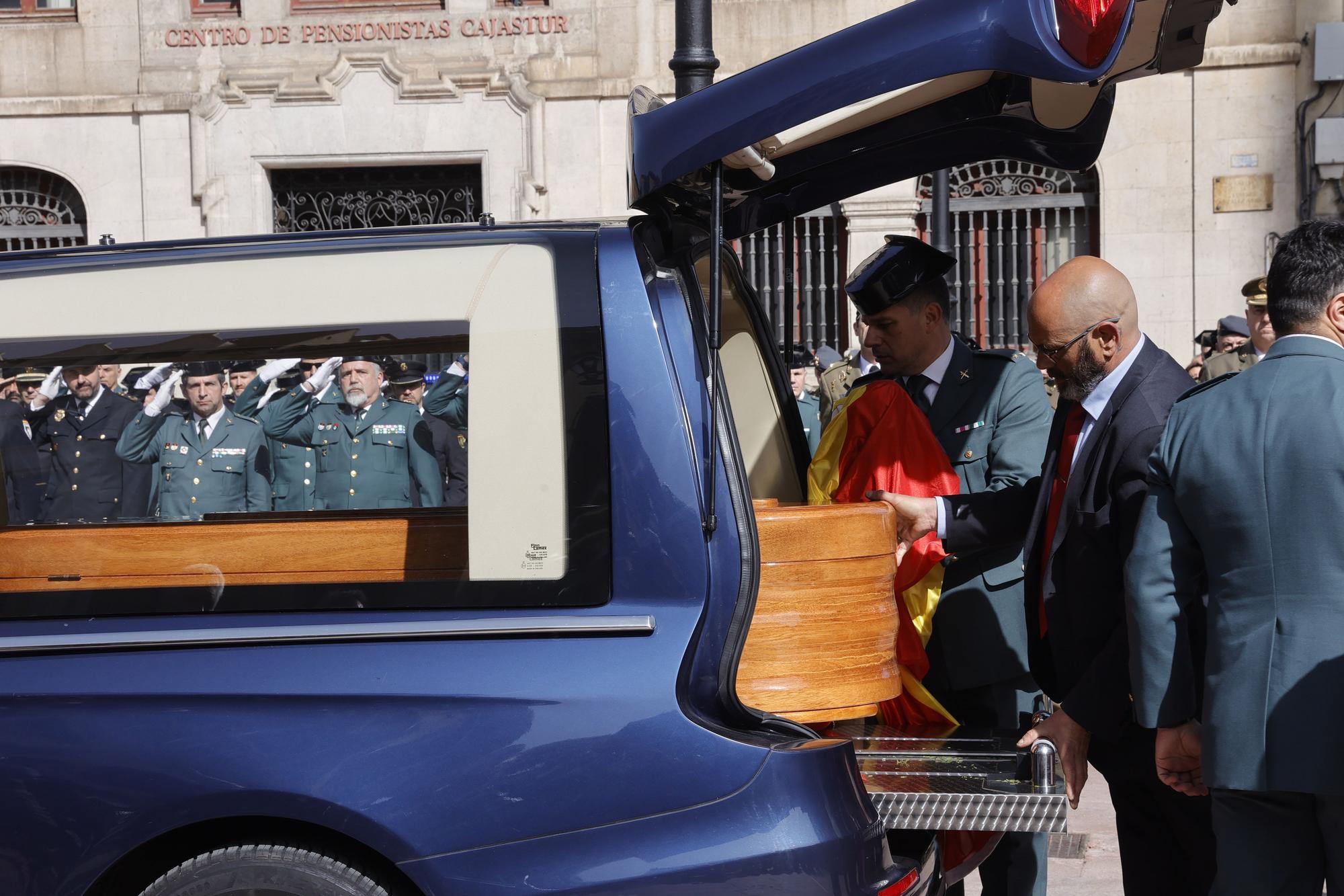 En imágenes: funeral en la catedral de Oviedo del guardia civil que evitó una masacre ciclista en Pravia