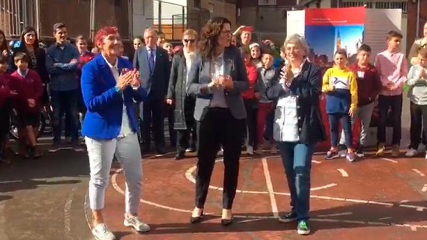 La alcaldesa de Gdansk llega a un colegio de Gijón en bici y a ritmo de Happy