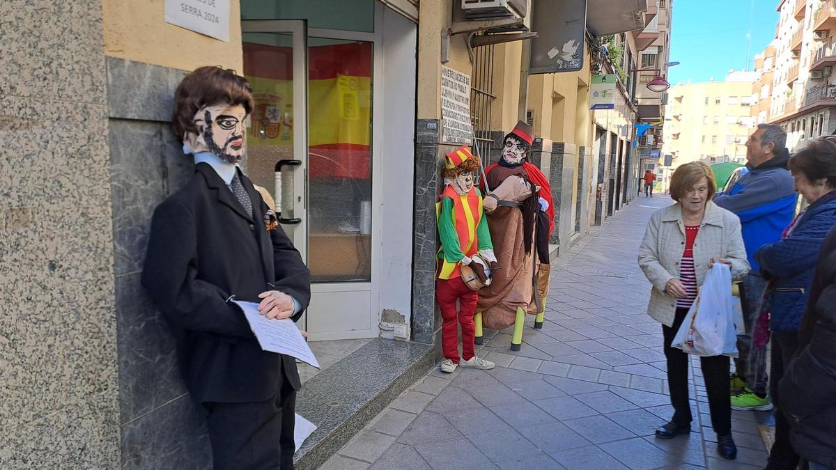 El comercio de la calle Ángel, uno de los habituales en el concurso de les Velles de Serra de Elche, con el ministro de Cultura, en primer término