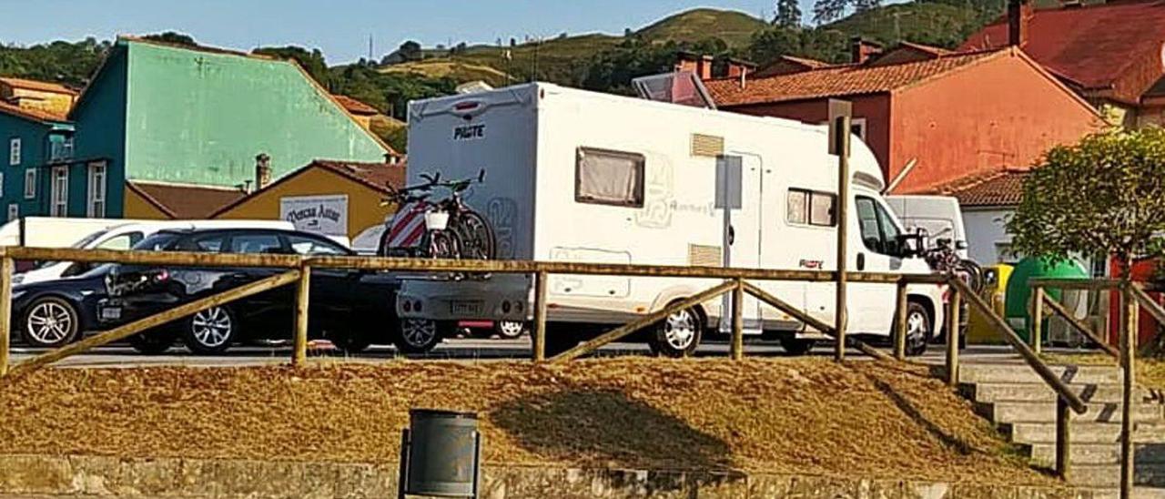 Una autocaravana bloquea el paso de vehículos en el aparcamiento de El Lleráu, en Cangas de Onís.