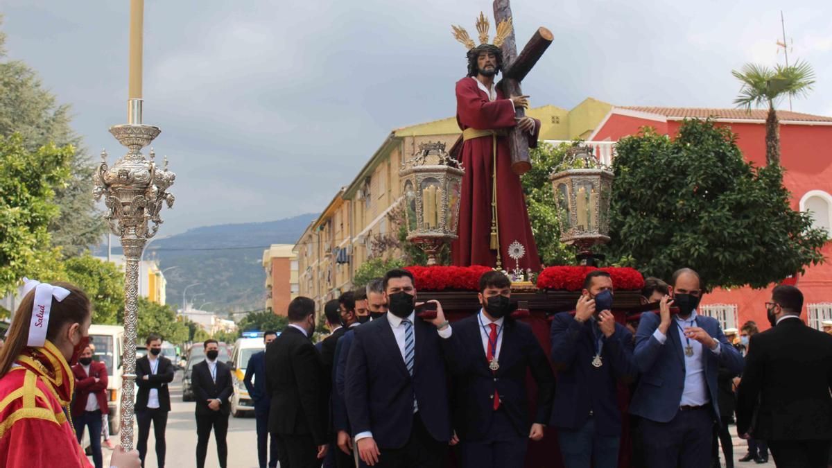 Un momento del traslado de la imagen de Jesús de la Salud de Cabra.