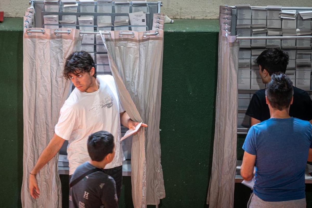 Votaciones en la escuela Grèvol de Barcelona, en el barrio del Front Marítim.