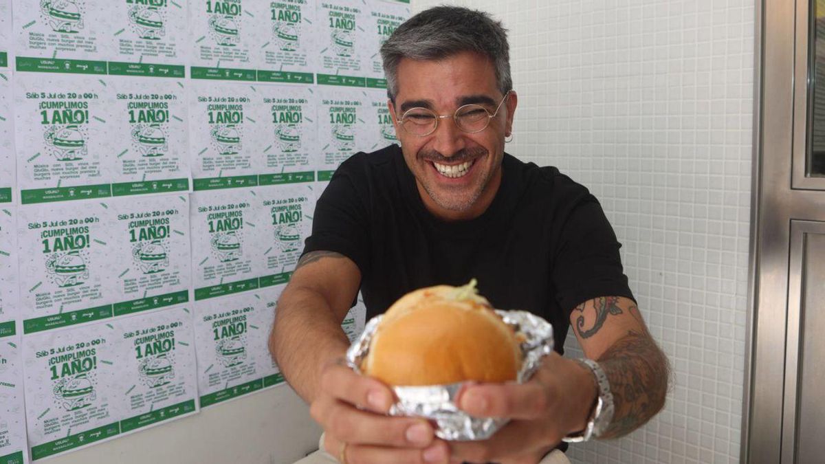 Adrián Felípez, con una de sus hamburguesas en Rosmón Burger. |  Iago López/Roller Agencia