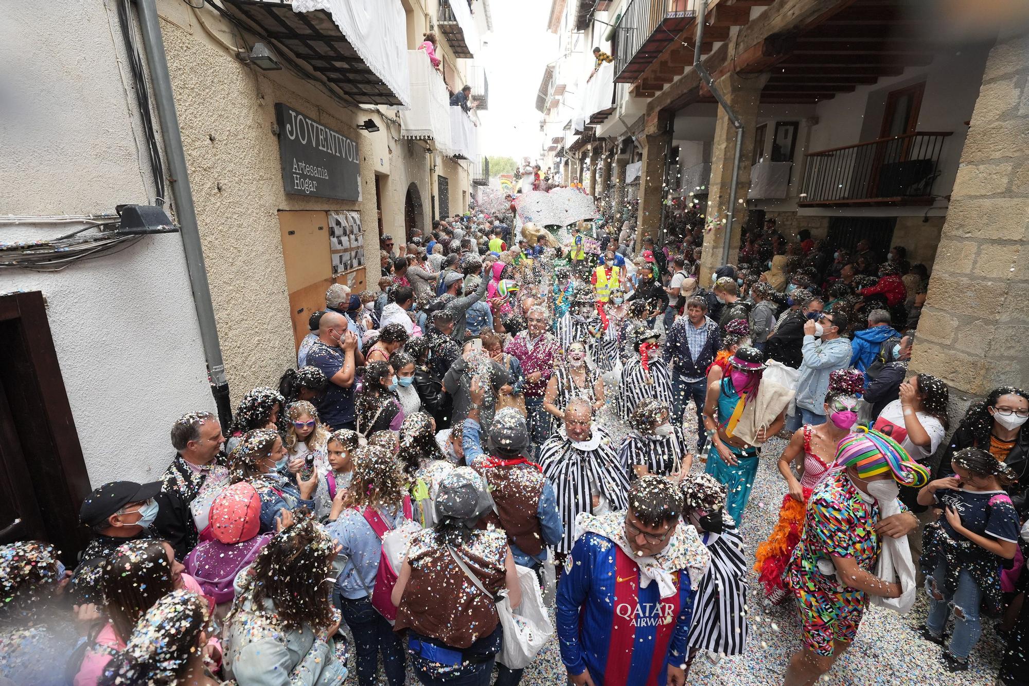 Búscate en el desfile de carrozas y disfraces de l'Anunci de Morella