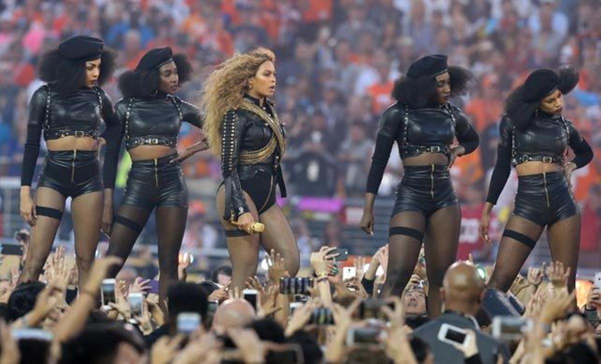 Beyoncé y su grupo de bailarinas, durante su actuación en el descanso de la Super Bowl.