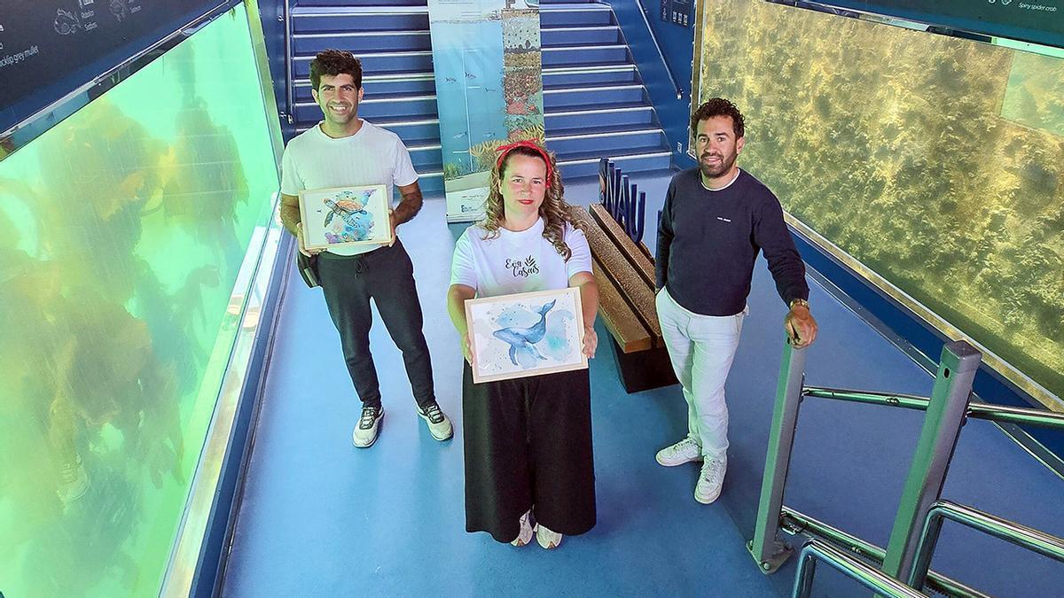 De izquierda a derecha, Mohamed, Eva Casais y Xoán, de la Fundación Traslatio, en el visor submarino «Nautilus» .