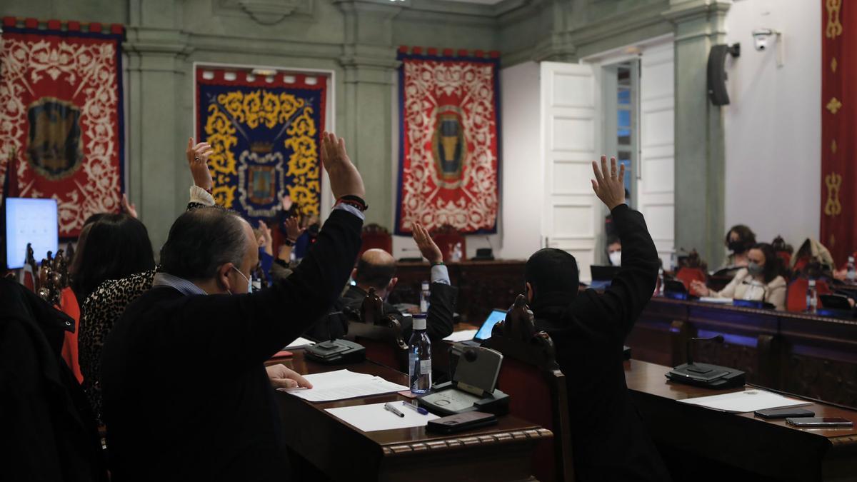 Los ediles votando una de las mociones esta mañana en el Salón de Plenos del Ayuntamiento.