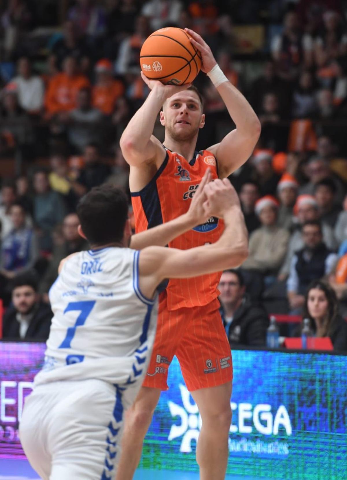 Paul Jorgesen lanza por encima de Xabi Oroz. |  Caio Pardellas