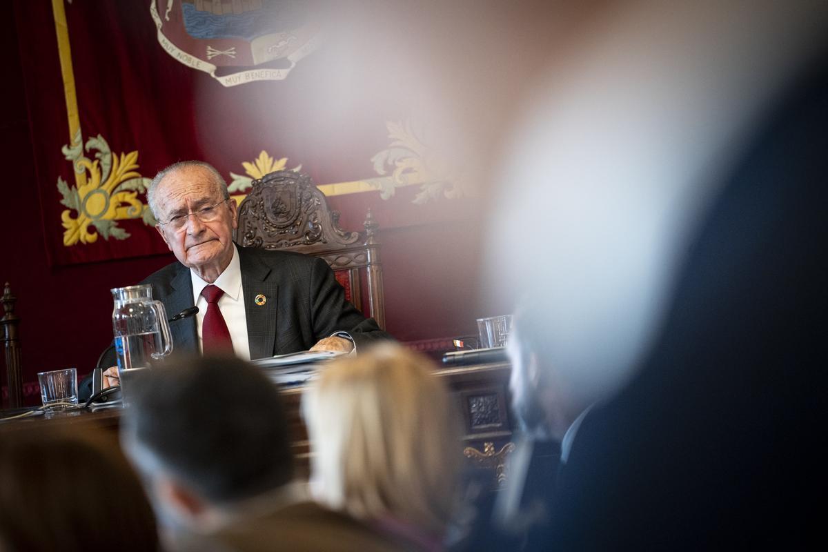 El alcalde de Málaga, durante el Pleno del Ayuntamiento de este jueves 26 de febrero de 2026.