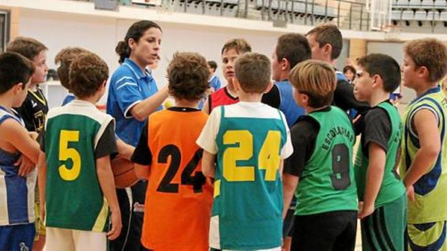 Un grupo de jugadoras atiende las instrucciones de los entrenadores en la sede de Burriana