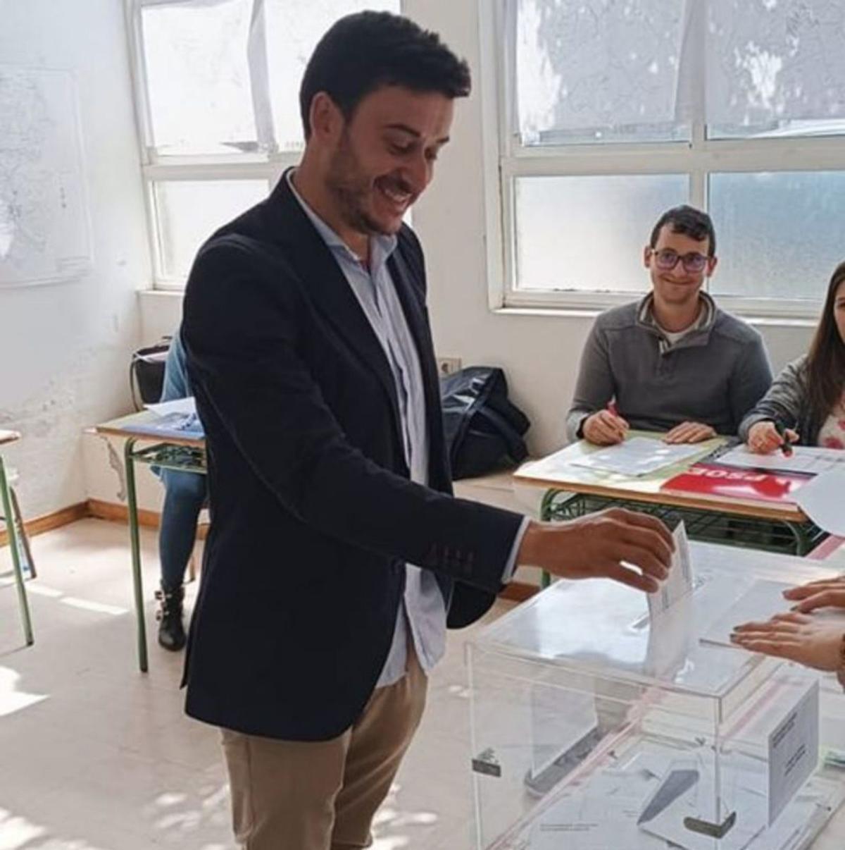 José Luis Camiñas votó en la mesa de San Salvador.