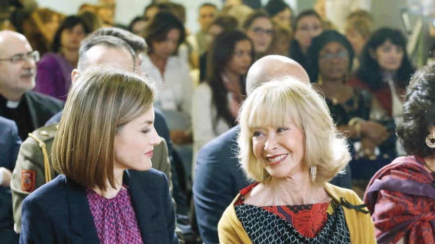 La Reina y Mª Teresa Fernández de la Vega, durante la reunión. // Efe