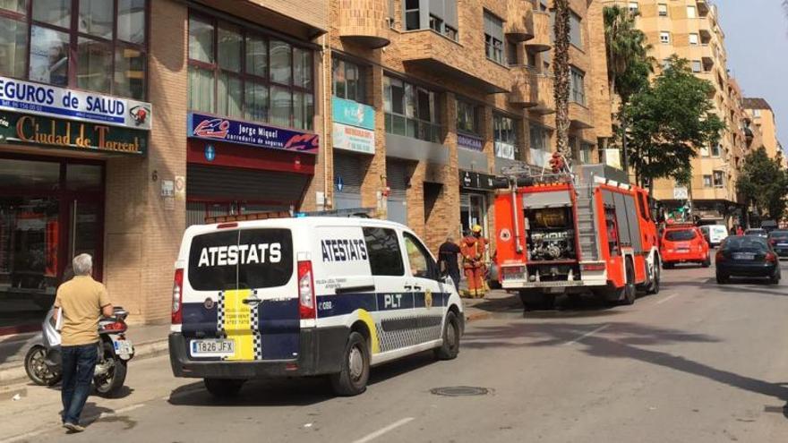 Los bomberos sofocan un incendio en los contadores de una finca de Torrent