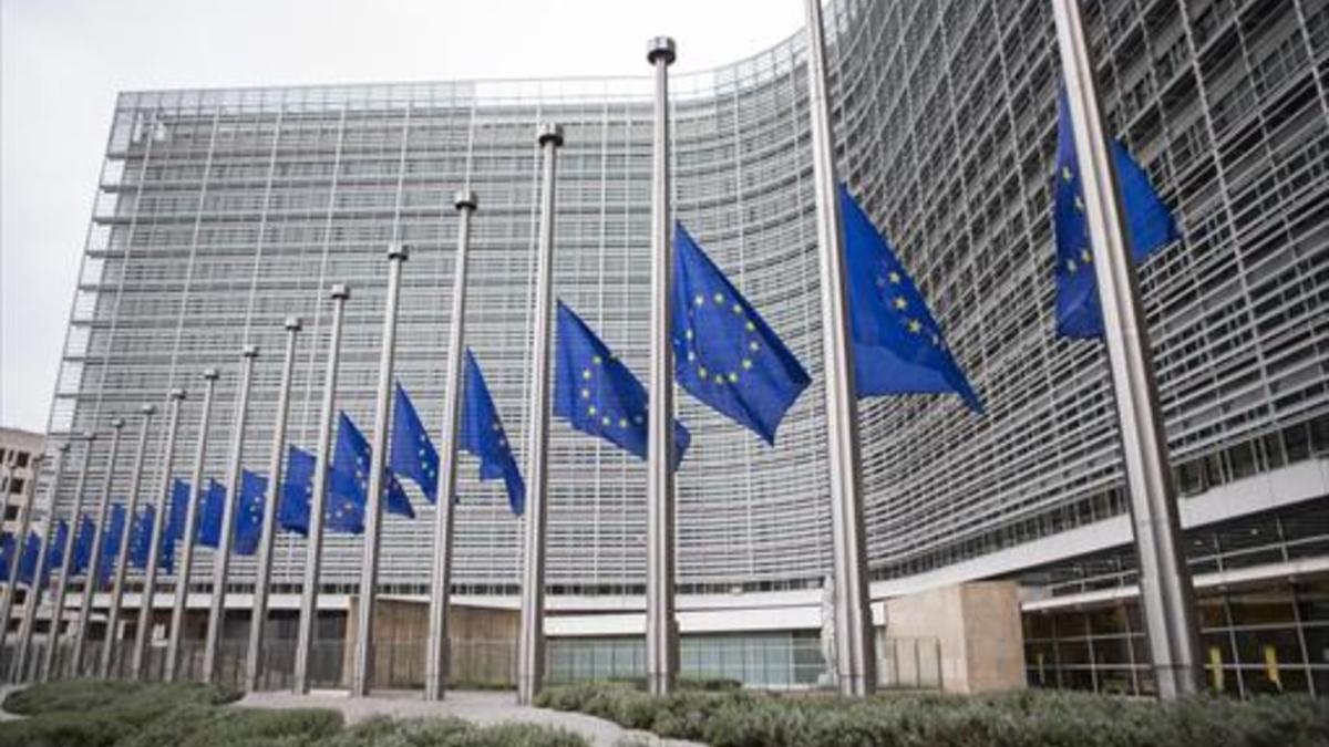 Banderas a media asta en la sede de la Comisión Europea, en Bruselas.
