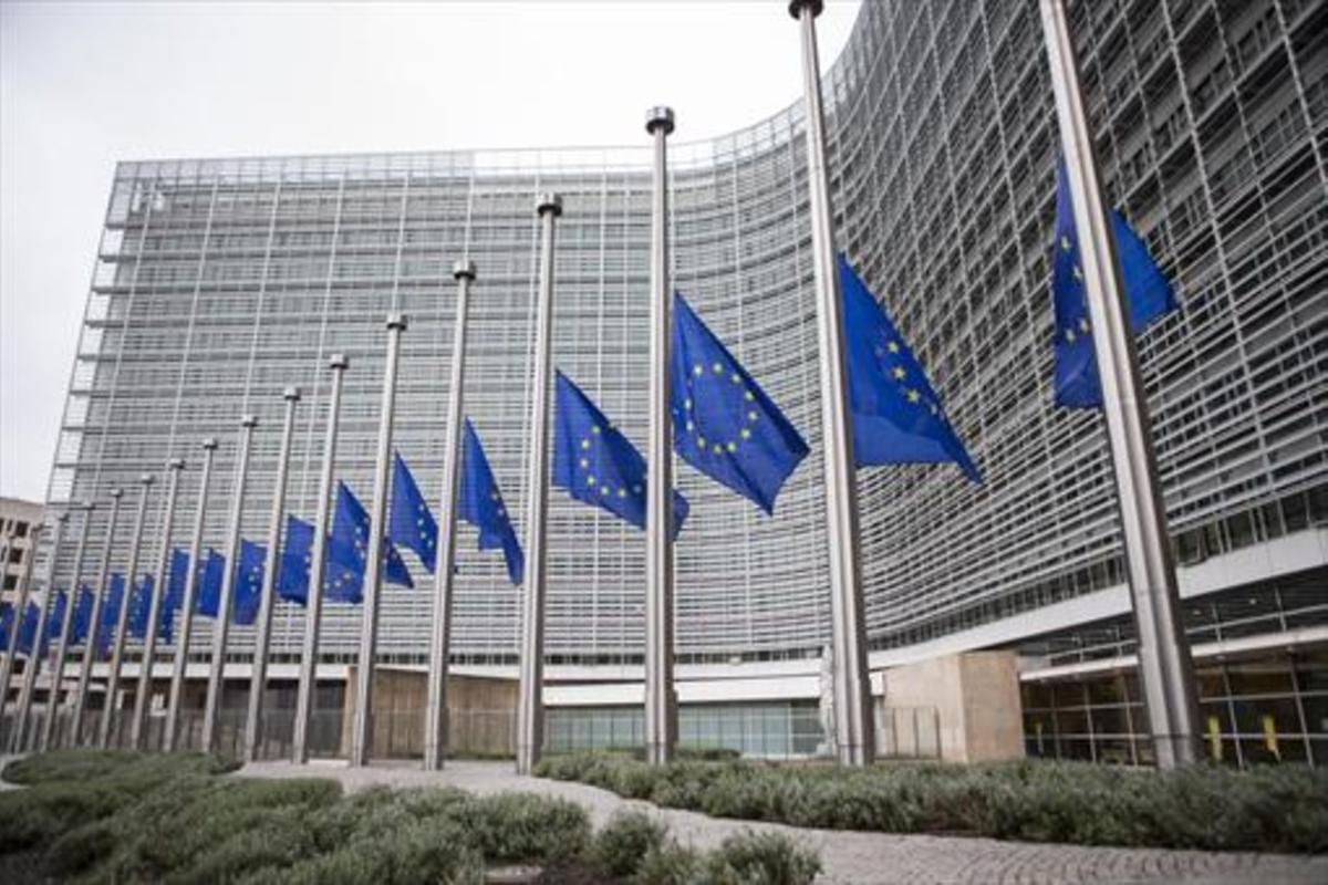 Banderas a media asta en la sede de la Comisión Europea, en Bruselas.