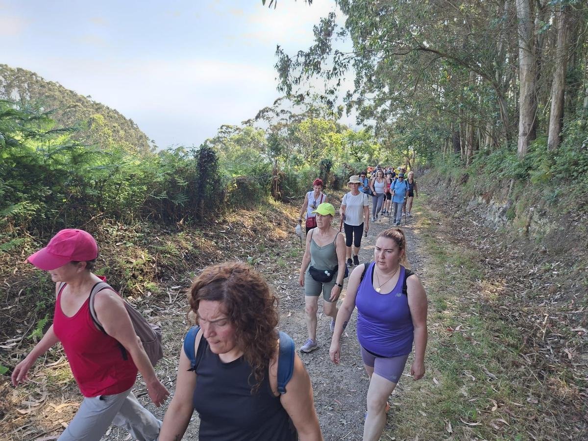 En imágenes: Así fue la XXXIX Travesía Costa Naviega, que reunió a unos 1.700 senderistas